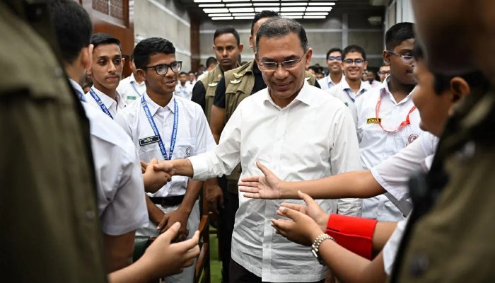 সংসদ ভবন পরিদর্শনে আসা শিক্ষার্থীদের সঙ্গে শুভেচ্ছা বিনিময় করেন প্রধানমন্ত্রী